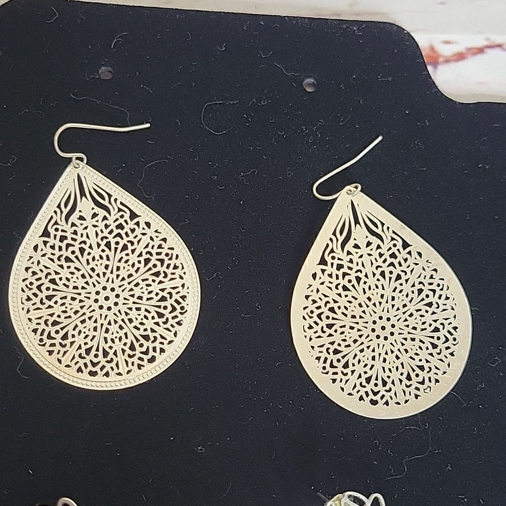 Earring Bundle Six Pairs - Picture 5 of 9